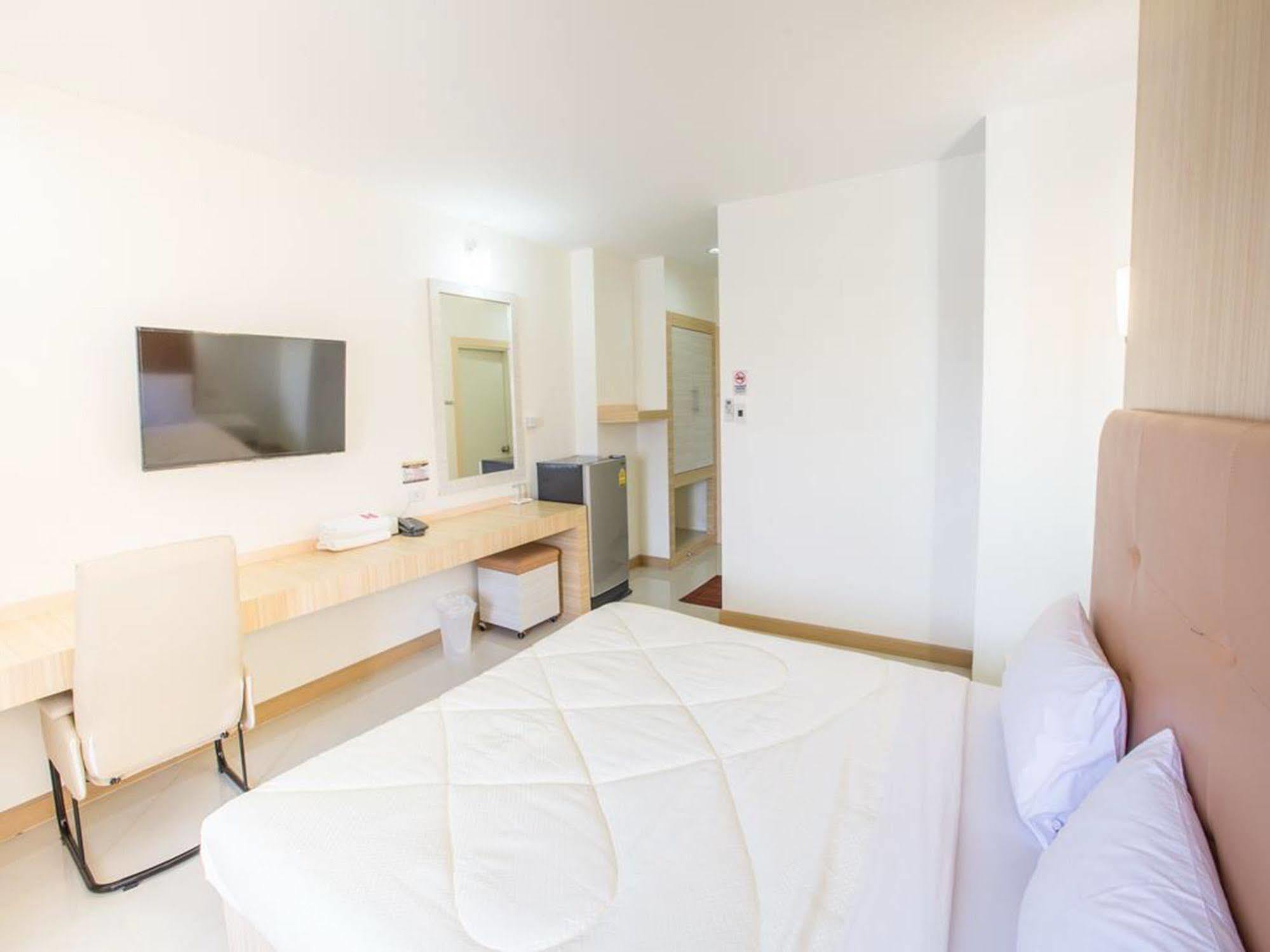 P.A. Thani Hotel Nakhon Sawan Exterior photo